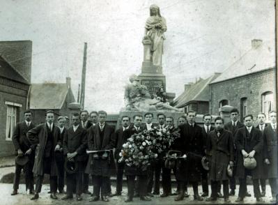 Classe emilien fruit monument aux morts