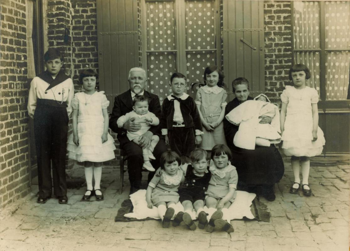 Communion adolphe grands parents et petits enfants