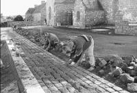 Paveurs sur la parvis d une eglise